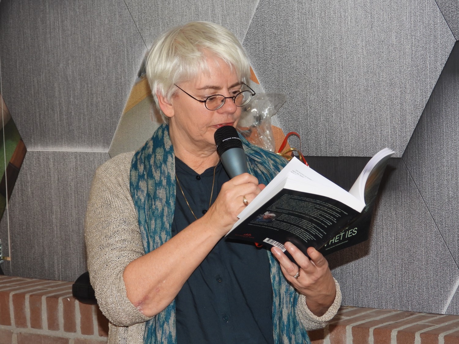 Marga Zwiggelaar wint streektaalpries Huus van de Taol Het Drentse Boek