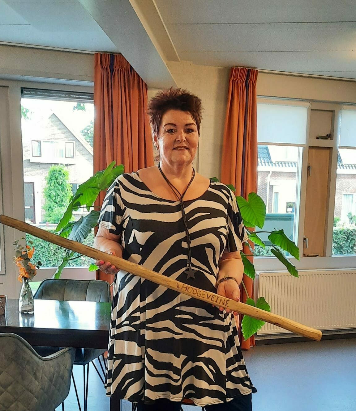 Overdracht bongel Diana Huizing Huus van de Taol