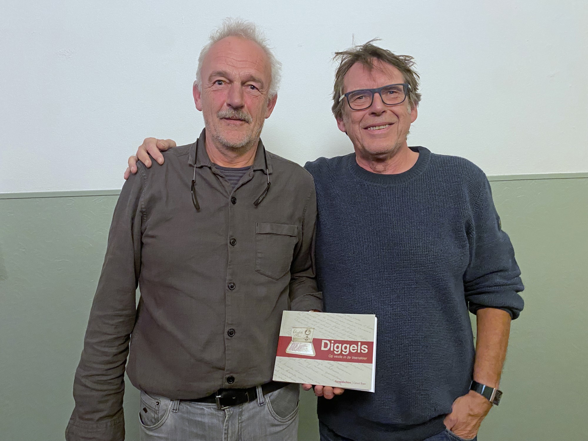 Henk Berghuis en Gerrit Boer prissentatie Diggels Huus van de Taol Het Drentse Boek
